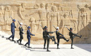 Soldiers marching in the changing of the guard ceremony at Anıt Kabir