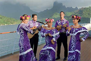 Polynesian entertainers © PAUL GAUGUIN CRUISES