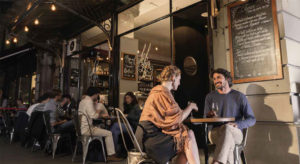 Enjoying drinks at an outdoor café in Geneva © GENÈVE TOURISME