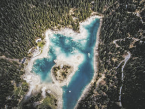 Schweiz. ganz natuerlich. Schwimmen, Faulenzen und Sonnenbaden: Nicht umsonst laesst sich der Name mit 'See der Mittagsruhe' uebersetzen. Die idyllische Landschaft um den Caumasee ist nicht nur fuer Wasserratten ein Paradies.