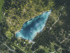 Schweiz. ganz natuerlich. Die Urspruenglichkeit und Naturbelassenheit des Crestasees ist überwaeltigend. Das blaugruene Wasser wird von einer ueppigen Ufervegetation und einem dunkelgruenen Baumkranz umrahmt. Ein Anblick wie aus dem Maerchenbuch!