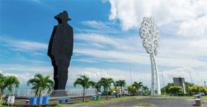 The silhouette of Augusto Sandino next to a tree of life in Parque Histórico Nacional