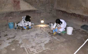 Restorers of Casa dell'Orso Ferito, Teatro Piccolo © PRESS OFFICE, SOPRINTENDENZA ARCHEOLOGICA DI POMPEI