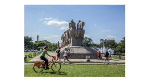 Ibirapuera Park with pedestrians and bikers during the day © BRAZILIAN TOURISM BOARD