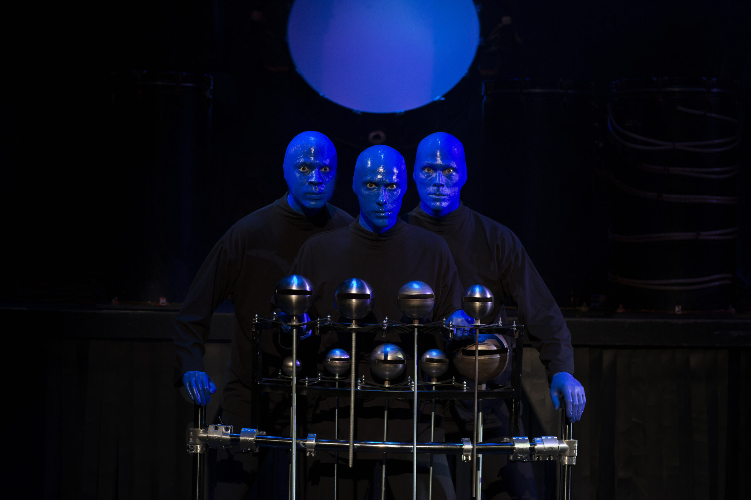 Blue man group i feel love. Группа Blue man Group. Blue man Group солистка. Blue man Group Berlin. Blue man Group с Элтоном Джоном.