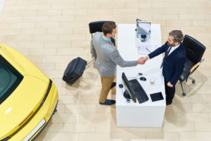 Business traveler renting a car © Seventyfourimages | Dreamstime.com