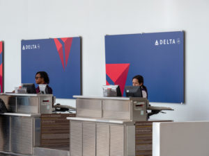 Delta Air Lines Check-in © David Tran | Dreamstime.com