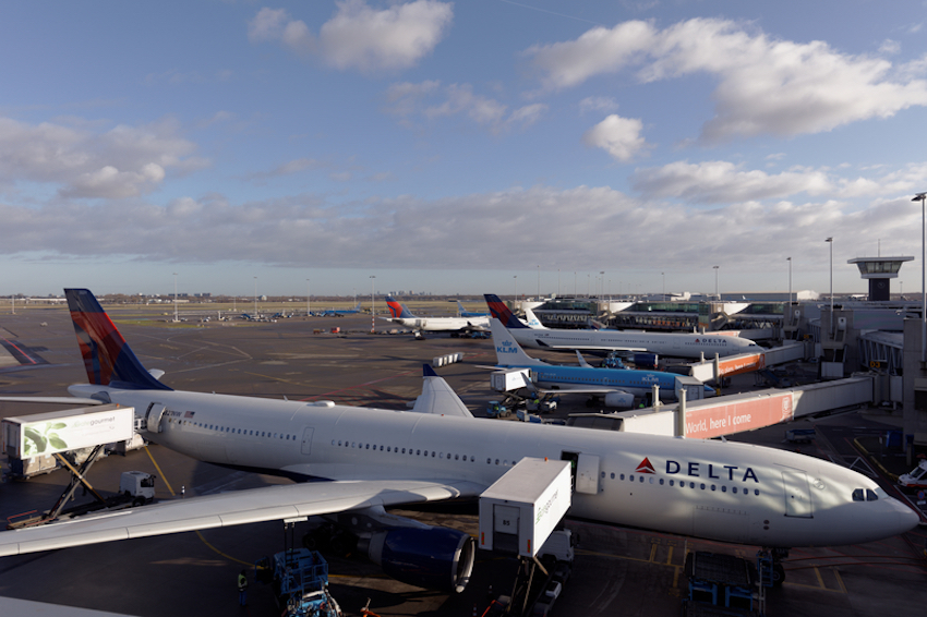 Loading food into the passenger aircraft - Global Traveler