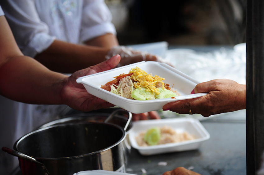 Be given food. Рука с едой. Подающая рука с едой. Спасающая рука с едой. Лист на котором подают еду.