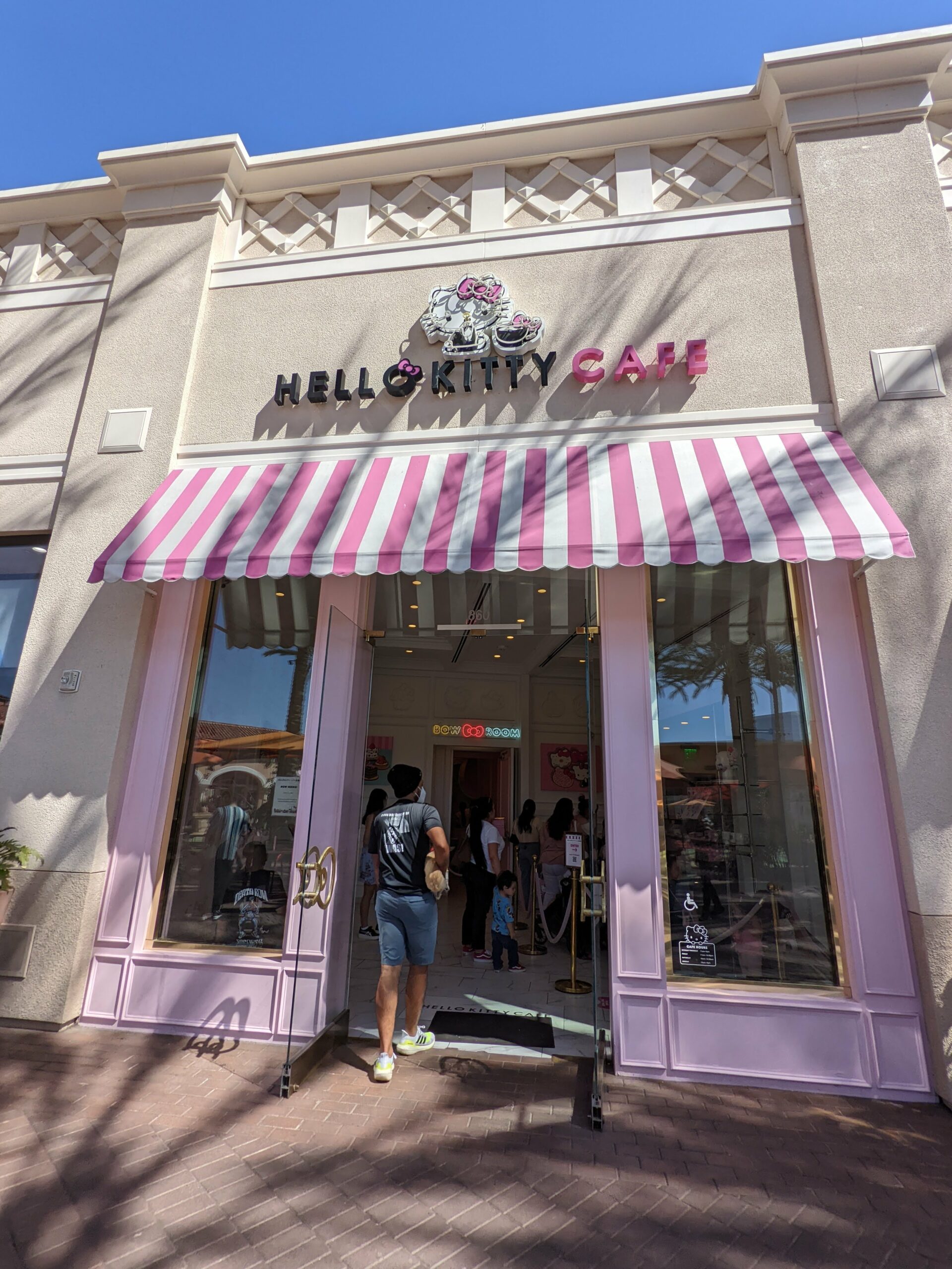 had the pleasure of visiting the hello kitty cafe in las vegas